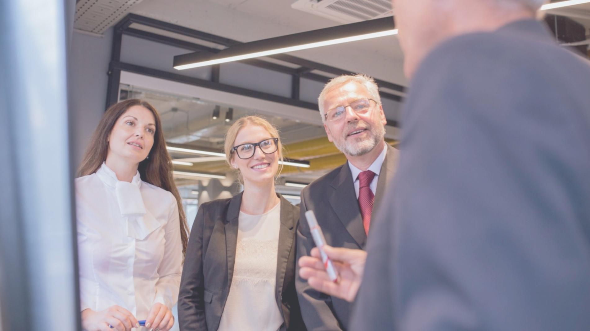 Session de travail en équipe sur la motivation et l'engagement dans un environnement professionnel