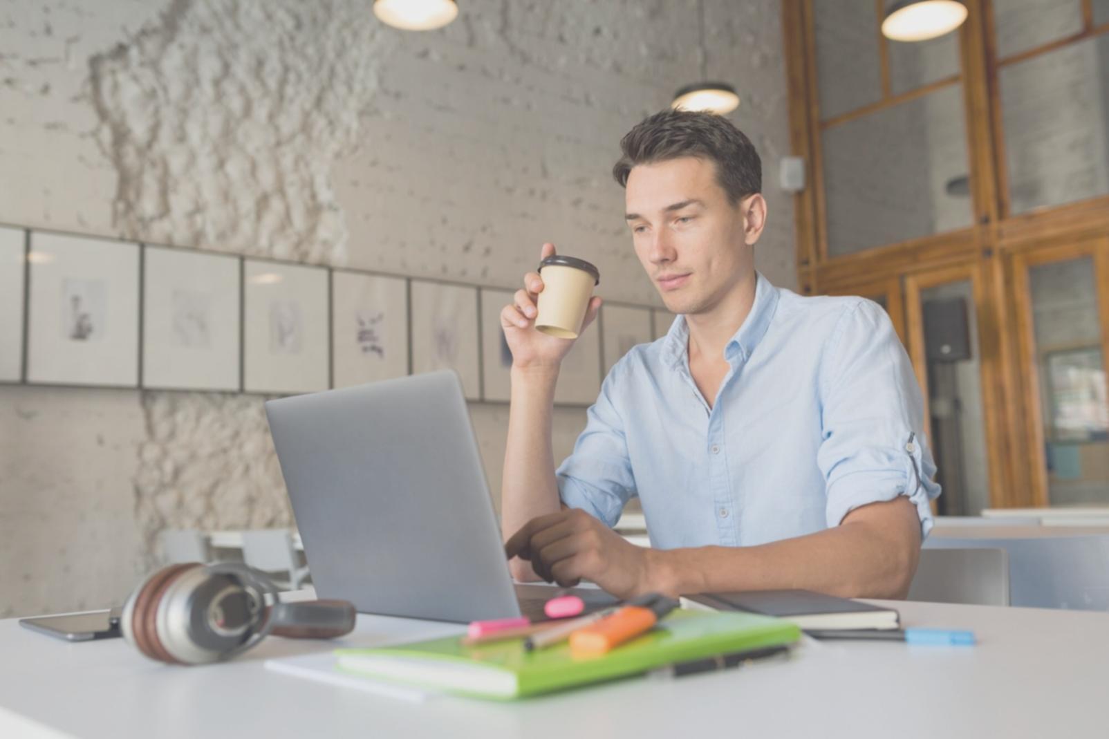 Équipe engagée travaillant ensemble sur des projets motivants